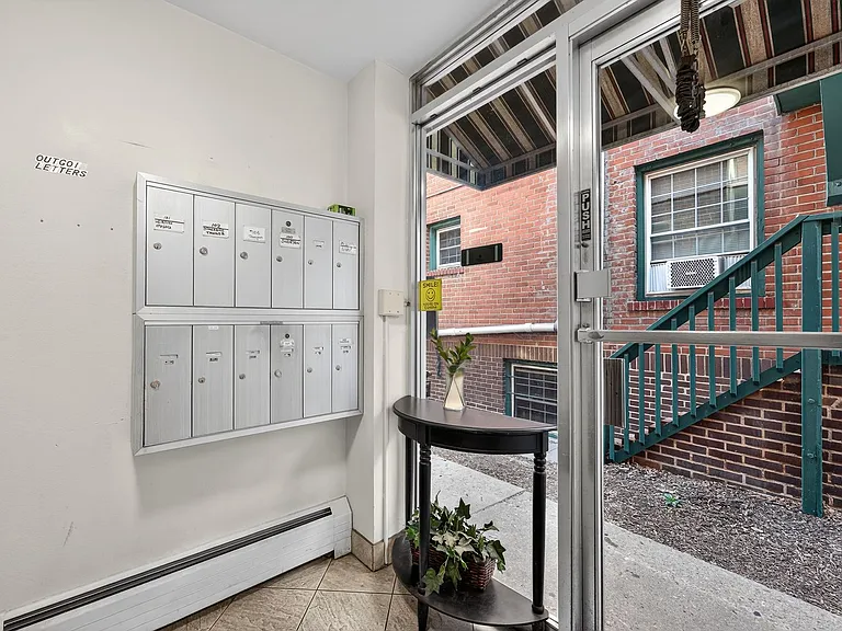 985 N Corona St #202 — Photo 26