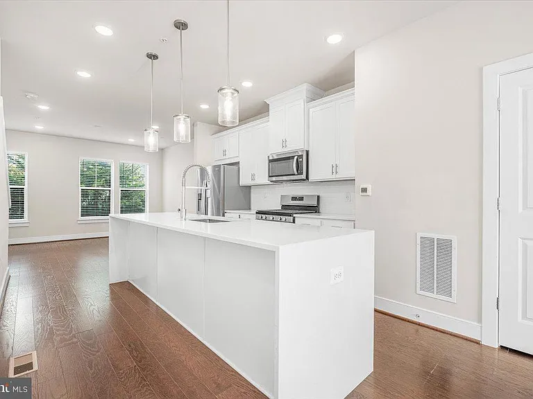 115 Dickenson Dr — Photo 12