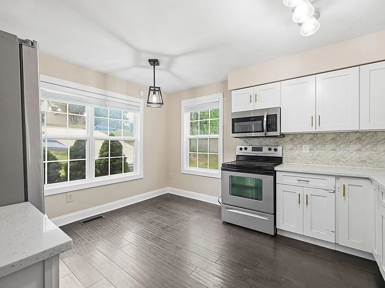 28 Cherry Laurel Dr — Photo 3