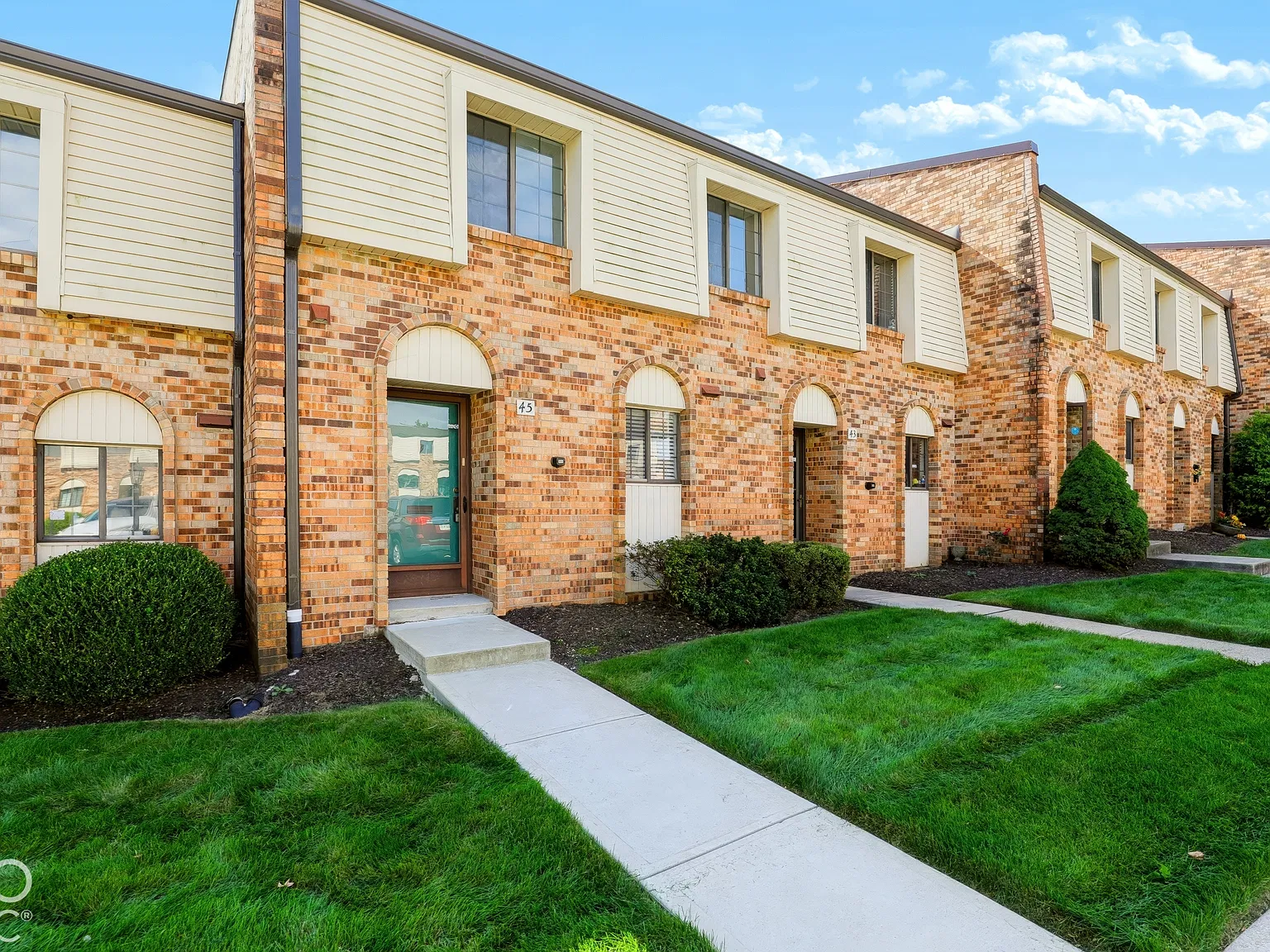 3 bed, 2.5 bath, 1356 sqft, $1,800 — Photo 2