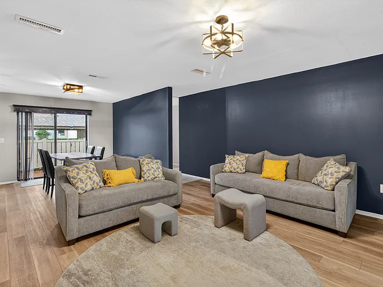 320 Michaels Cir — Photo 10