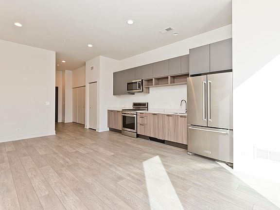 4th image of 854 N Larrabee St #304