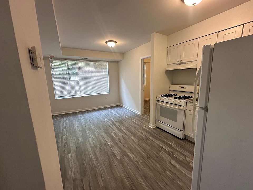 1st image of 706 Brandywine St SE #102