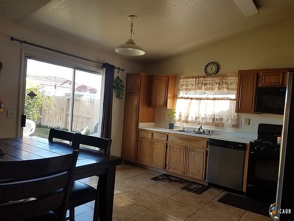 5th image of 828 Oak Ave