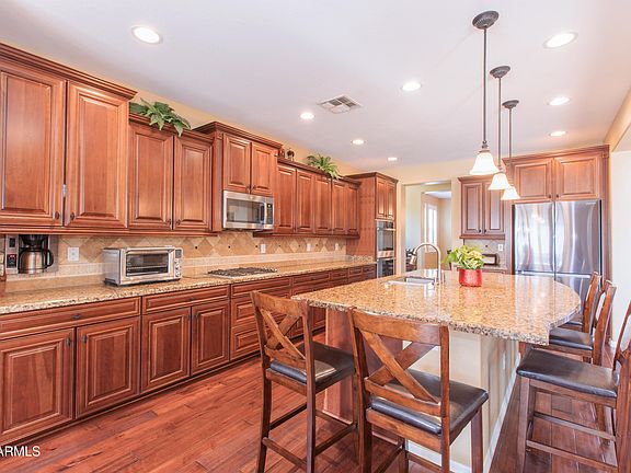 5th image of 747 E CHARLEVOIX Avenue