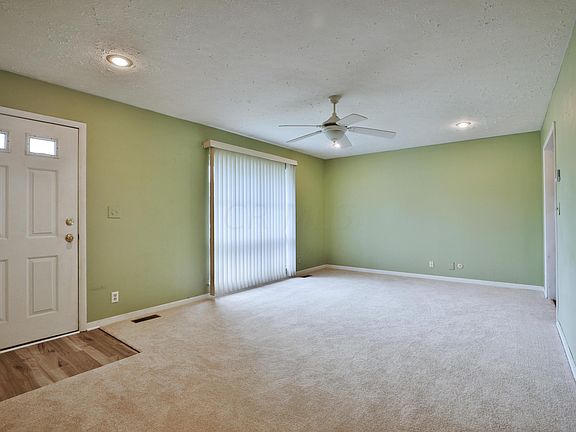 5th image of 221 Imperial Dr