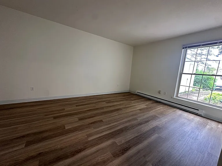 University Park Apartments near Cornell University — Photo 350