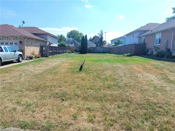 6554 Harper Dr, Niagara Falls, ON L2E 7K6