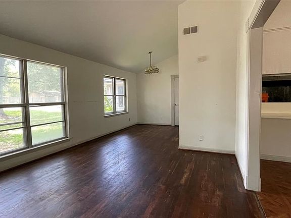 3rd image of 1647 Crestdale Dr