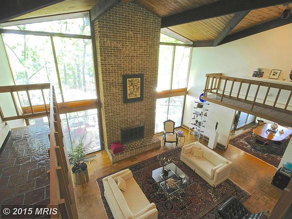 Walls of windows, scenic vistas. Brick FP