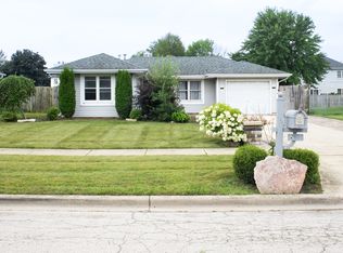 921 Shady Ln, Aurora, IL 60506