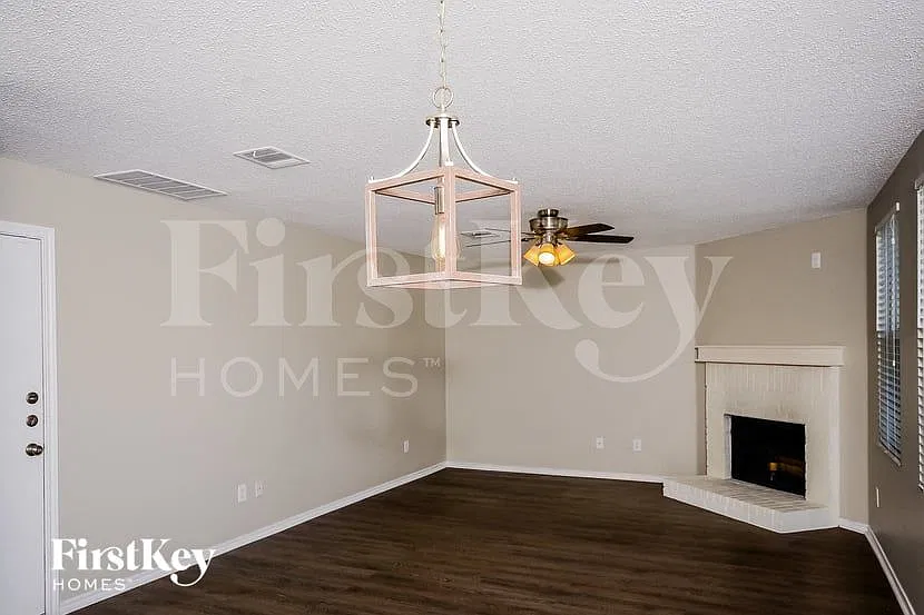 3 bed, 2.5 bath, 2306 sqft, $2,375 — Photo 3