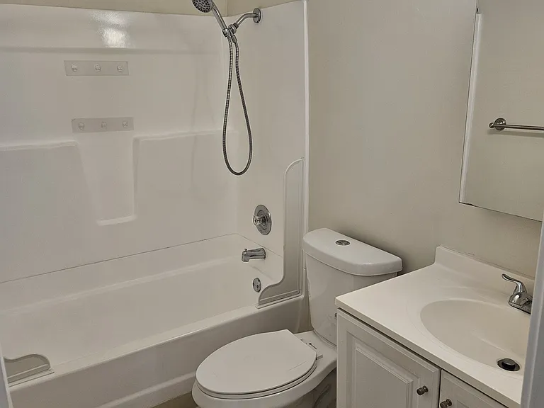 138 Ebony Ave #LOWER A — Photo 8