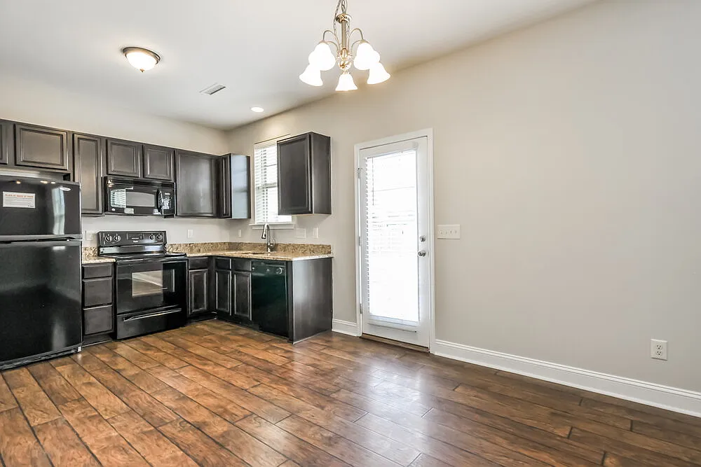 4 bed, 2.5 bath, 1678 sqft, $2,620 — Photo 4