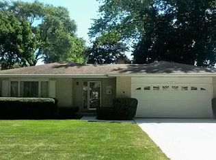 7 E Debbie Dr, Mount Prospect, IL 60056