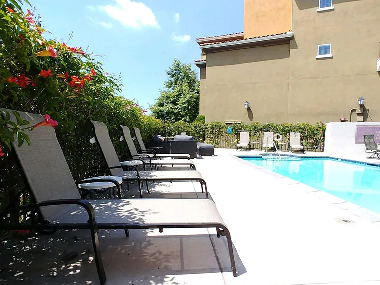 Almeria Townhomes — Photo 10