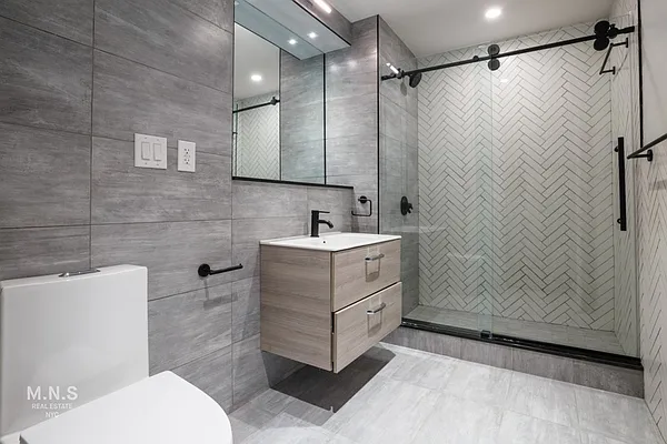 Rented by MNS | media 9