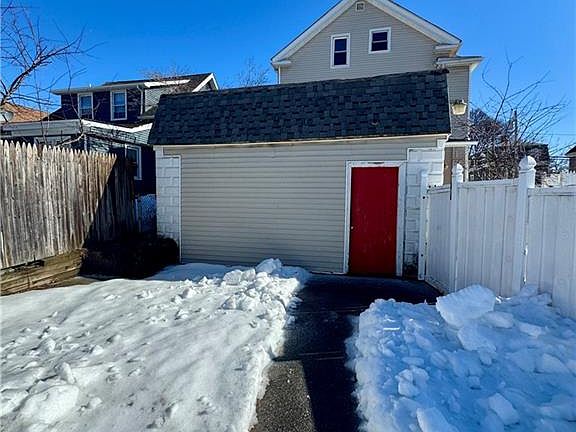 5th image of 166 Lowell Ave