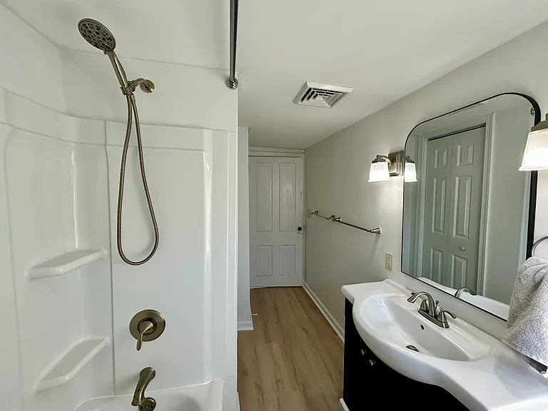 976 E Market St — Photo 12