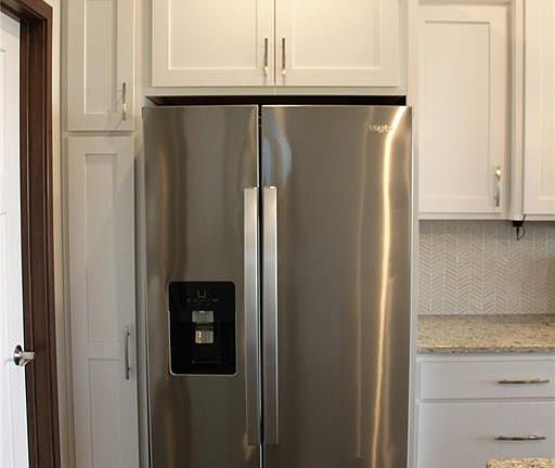 SIDE BY SIDE REFRIGERATOR WITH ICE AND WATER IN THE DOOR