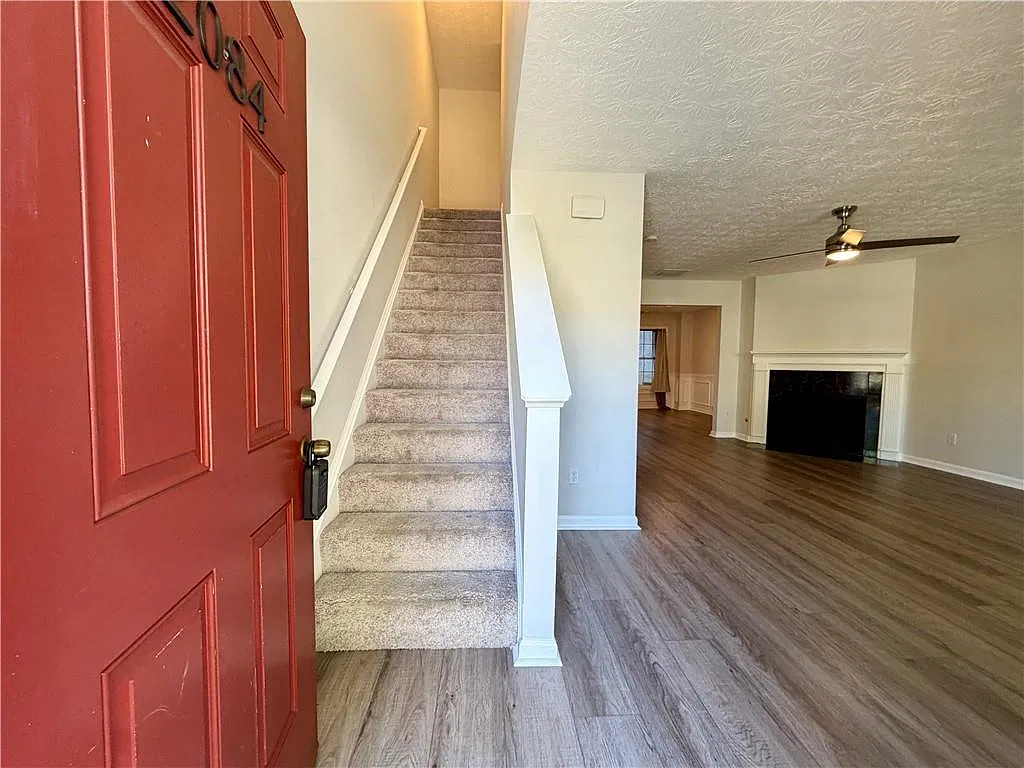 2 bed, 2.5 bath, 1328 sqft, $1,495 — Photo 2