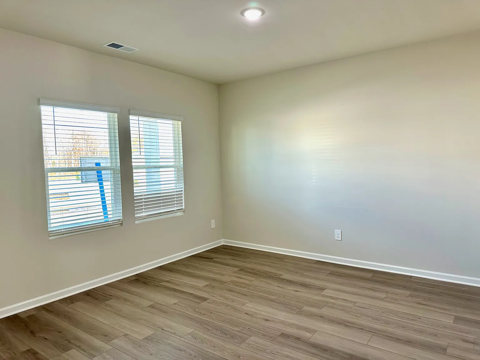 5 bed, 2674 sqft, $2,399 — Photo 2