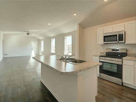 2nd image of 525 SE Laurel Dr