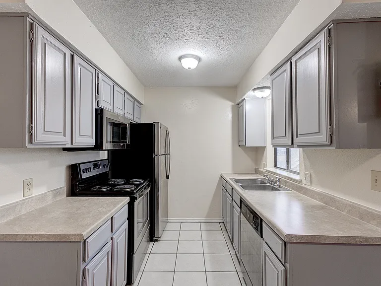 203 W Trinity St #C — Photo 7