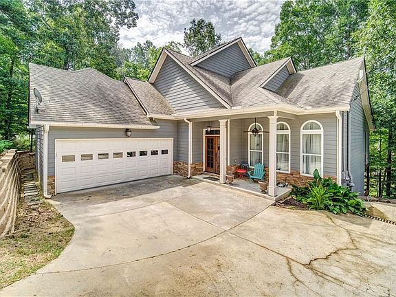 Image 2: Beautiful Waterfront Home on Private Cove