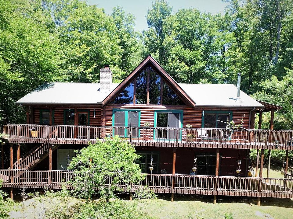 Image 1: Fabulous Lakefront Home