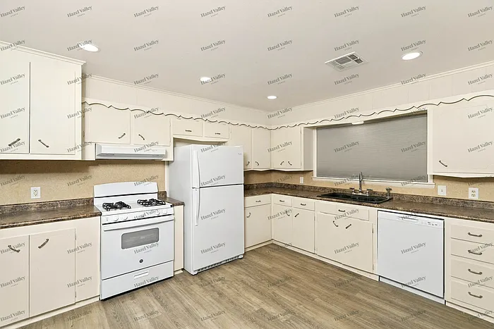 3 bed, 2.0 bath, 1486 sqft, $1,630 — Photo 4