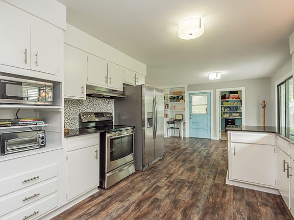 4th image of 9337 Carlton Cir