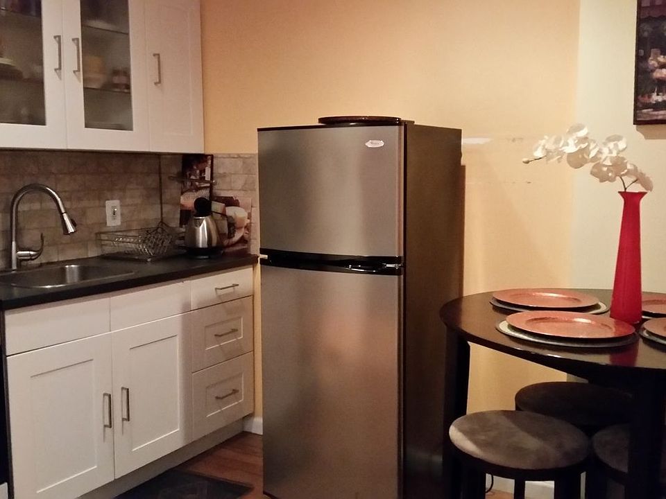 1st image of 329 W 51st St #1R