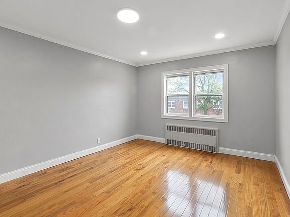 4th image of 740 E 94th St