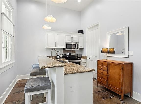 5th image of 6222 Laurel St APT 1
