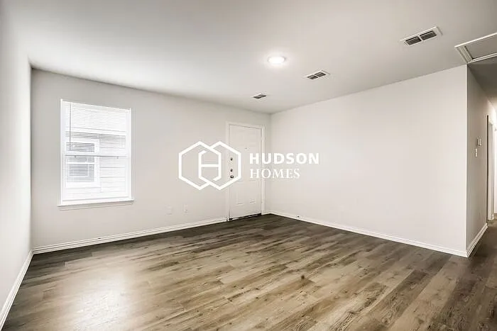 3 bed, 2.0 bath, 872 sqft, $975 — Photo 3