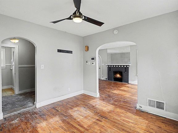 5th image of 2326 S Burdick St