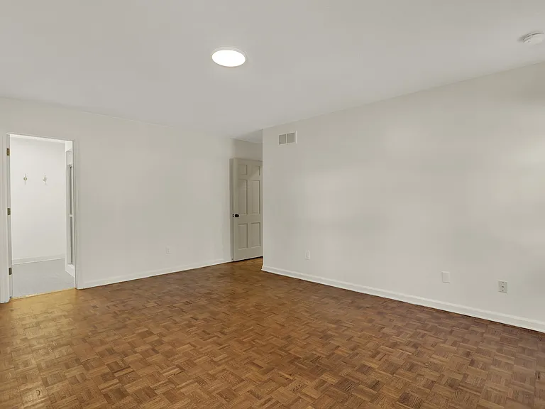 7126 Kings Castle Cv — Photo 18
