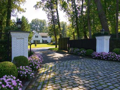 (Undisclosed Address), Old Westbury, NY, 11568