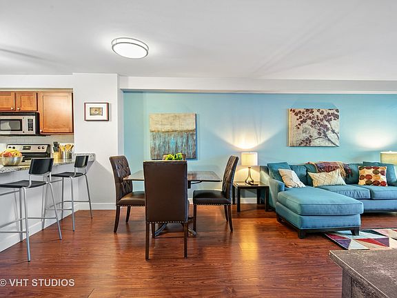 5th image of 555 W Cornelia Ave APT 711