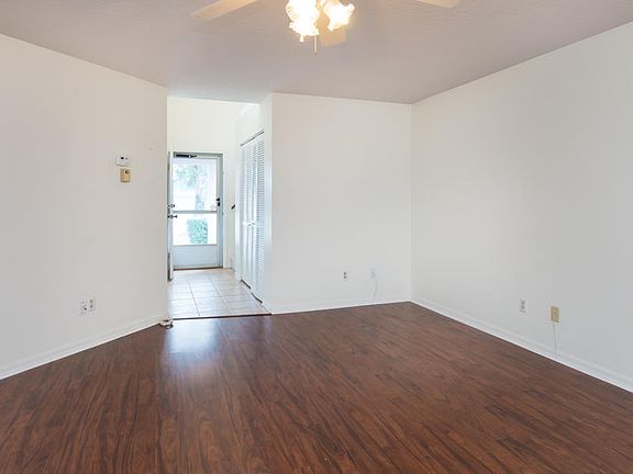 3rd image of 826 Villa Dr