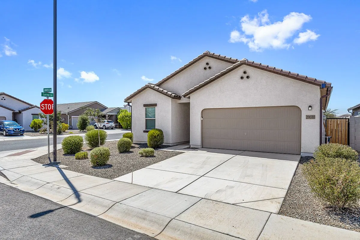 4 bed, 3.0 bath, 1914 sqft, $2,200 — Photo 1