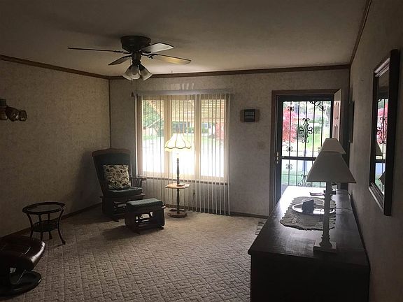 3rd image of 121 Pine Dr