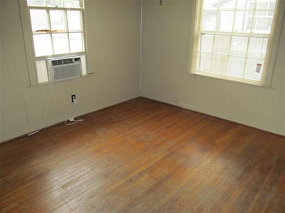 3rd image of 375 E Pipkin St
