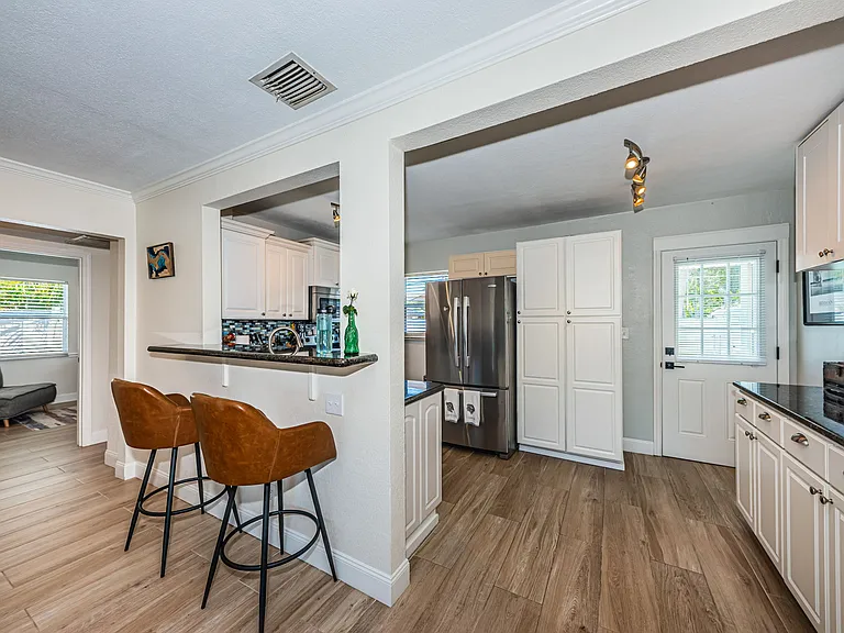 541 39th Ave NE — Photo 8