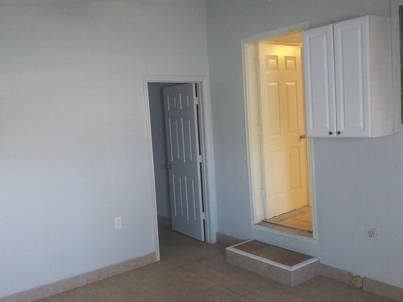 3rd image of 1002 N Throckmorton St