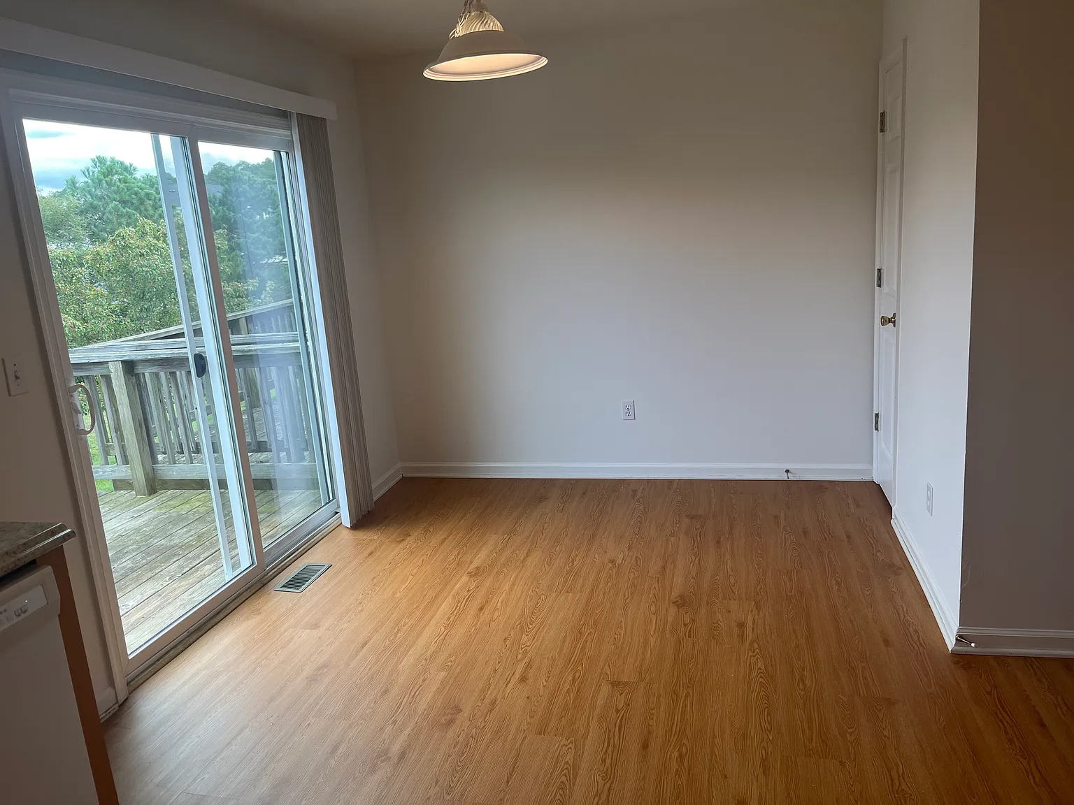 3 bed, 2.5 bath, 1900 sqft, $2,050 — Photo 4