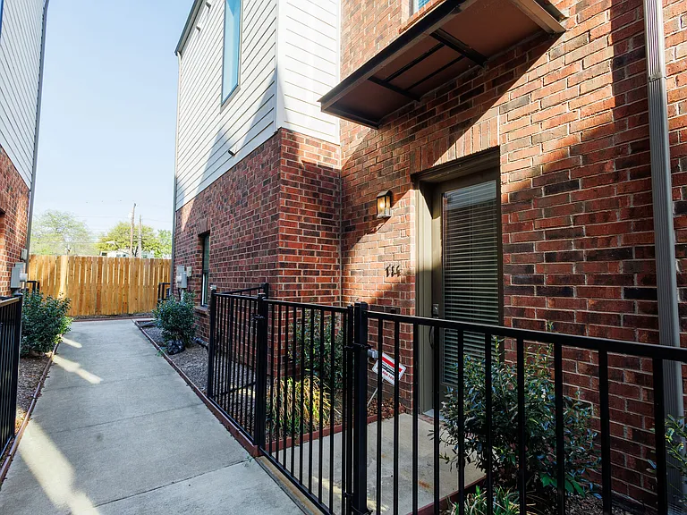 114 E Chester Ct — Photo 30