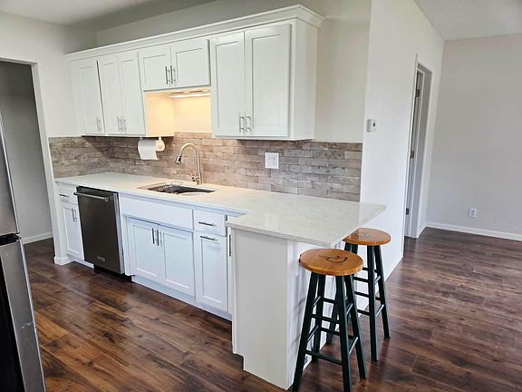 3rd image of 8 Birch St NE