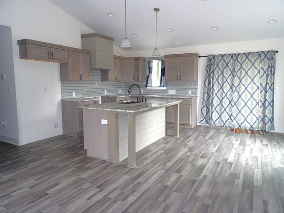 4th image of 105 E Burlington Dr